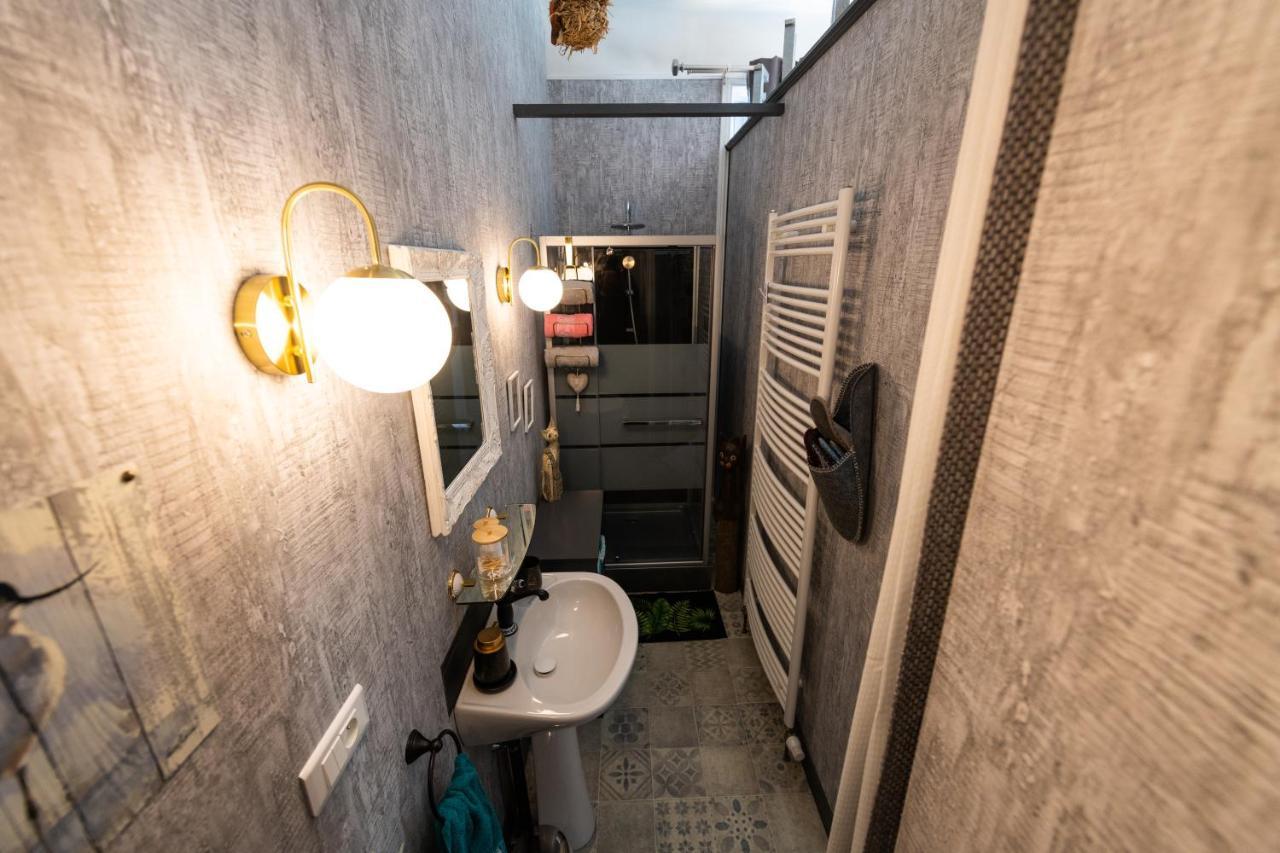 Studio Malou, Cuisine, Salle D'Eau, Terrasse Amenagee Olliergues Bagian luar foto