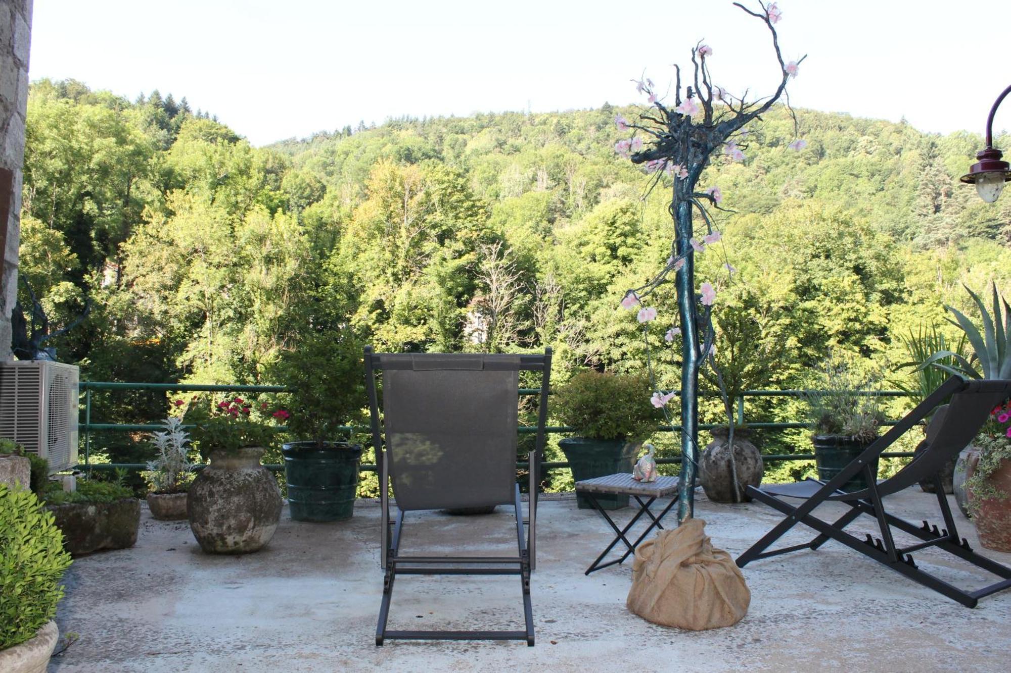 Studio Malou, Cuisine, Salle D'Eau, Terrasse Amenagee Olliergues Bagian luar foto