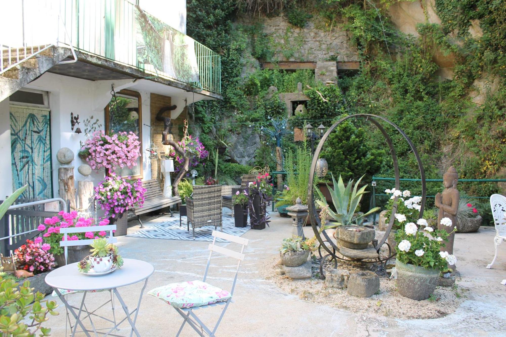Studio Malou, Cuisine, Salle D'Eau, Terrasse Amenagee Olliergues Bagian luar foto
