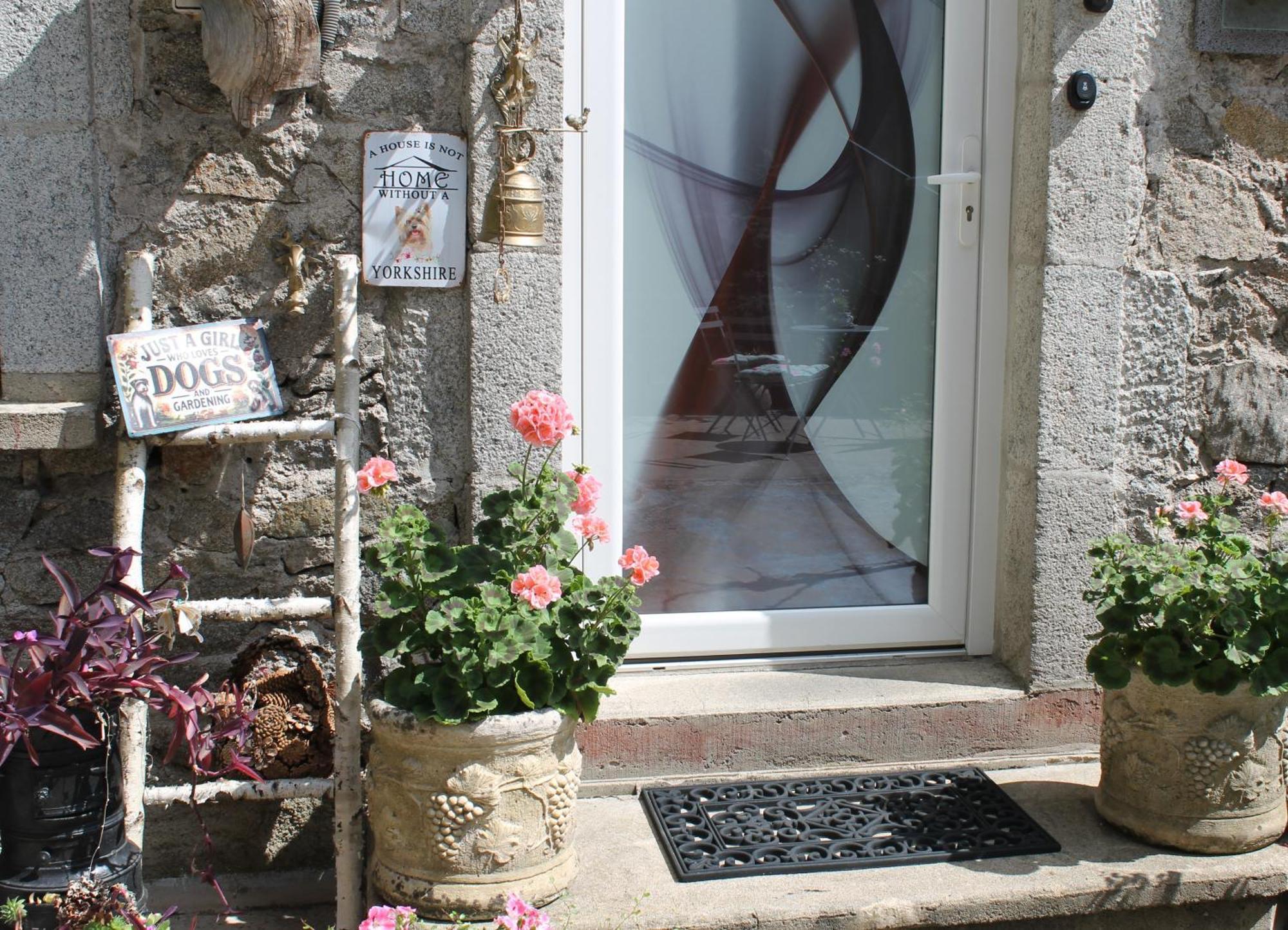 Studio Malou, Cuisine, Salle D'Eau, Terrasse Amenagee Olliergues Bagian luar foto