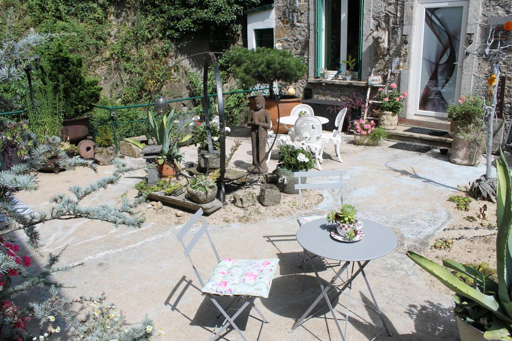 Studio Malou, Cuisine, Salle D'Eau, Terrasse Amenagee Olliergues Bagian luar foto