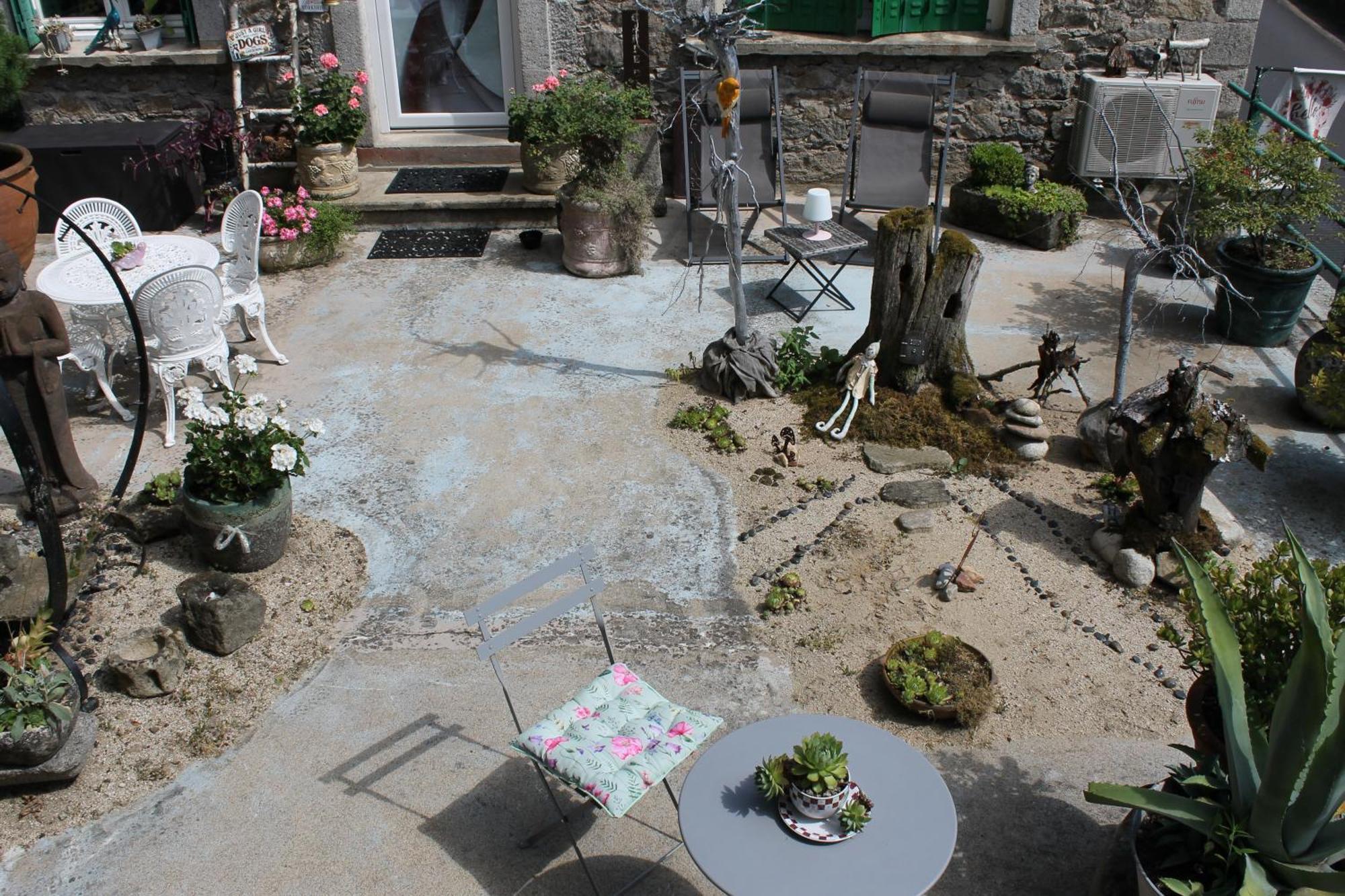 Studio Malou, Cuisine, Salle D'Eau, Terrasse Amenagee Olliergues Bagian luar foto